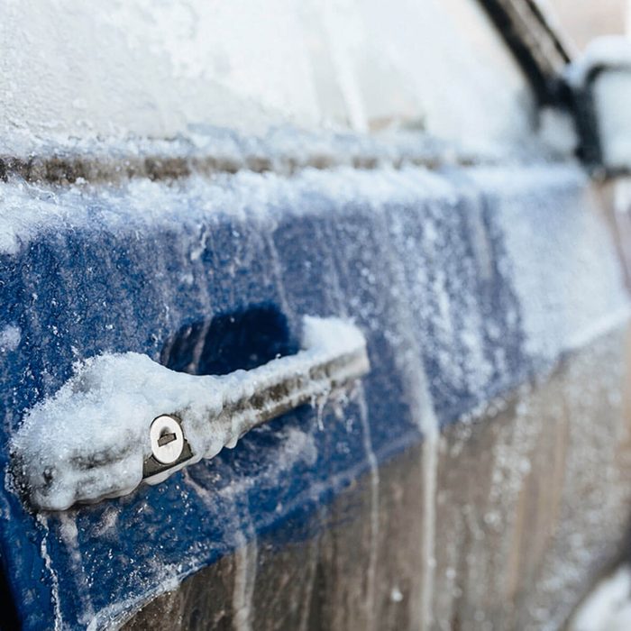 shutterstock_370399166 removing ice car lock icy
