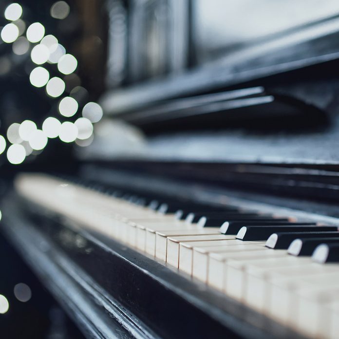 shutterstock_553722994 piano